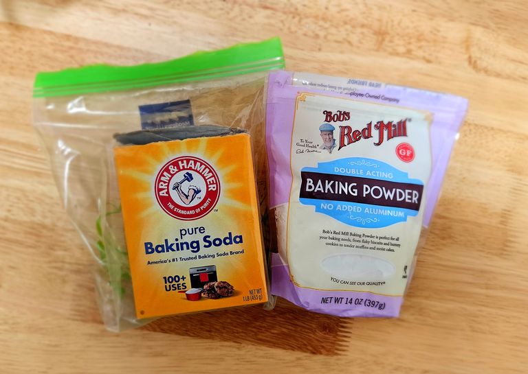 Baking soda and baking powder side by side