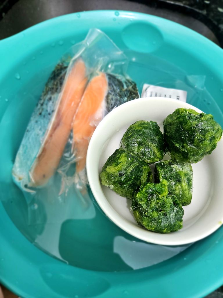 Defrosting salmon