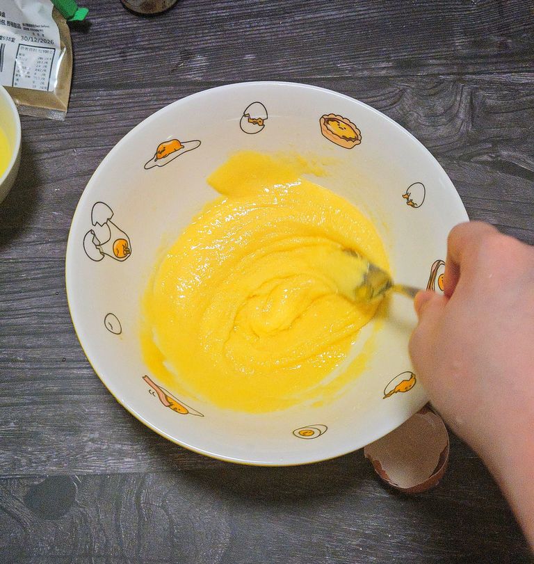 Mix egg yolk and sugar
