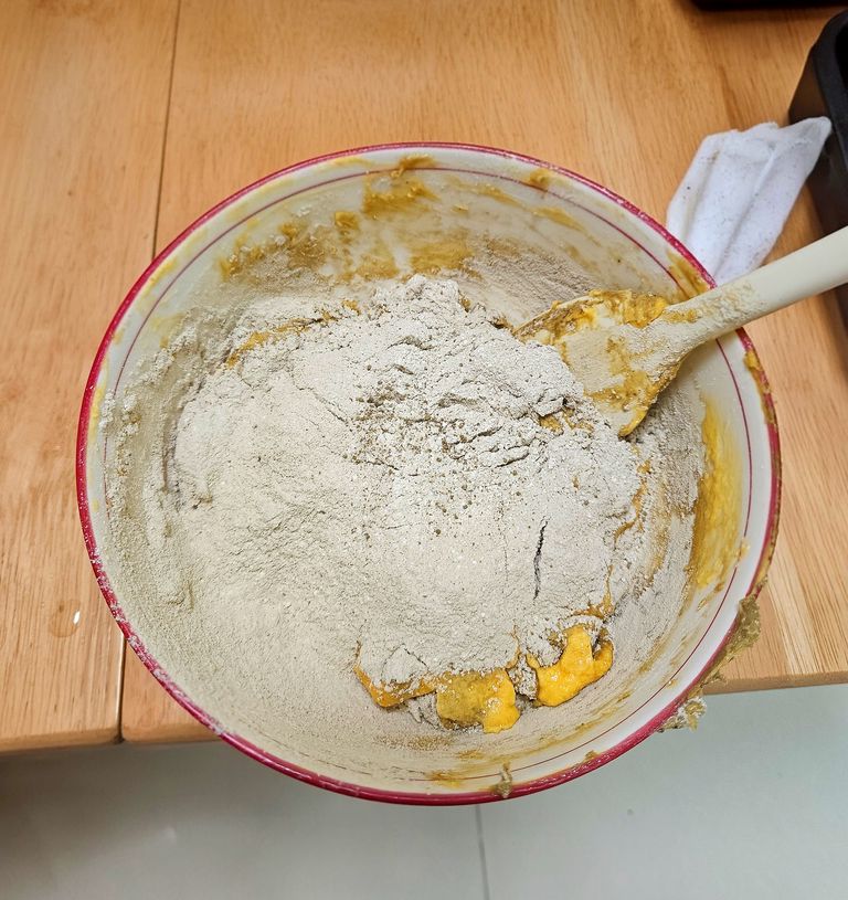 Mixing dry ingredient to wet