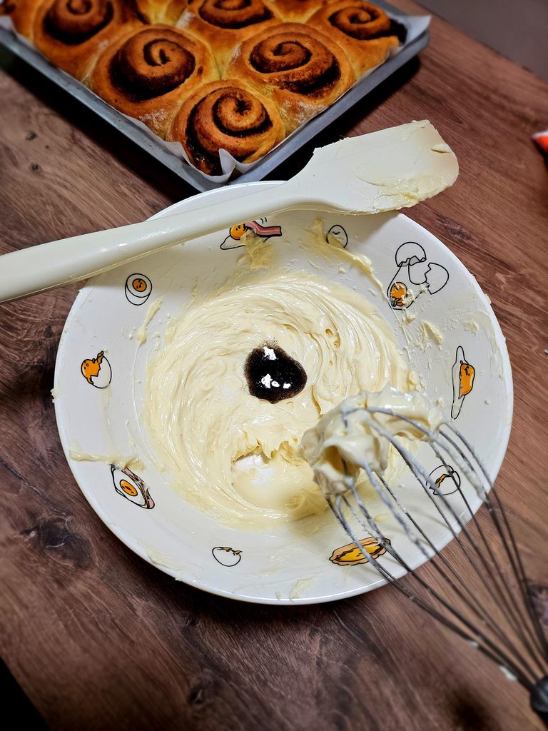 Adding vanilla to the glaze